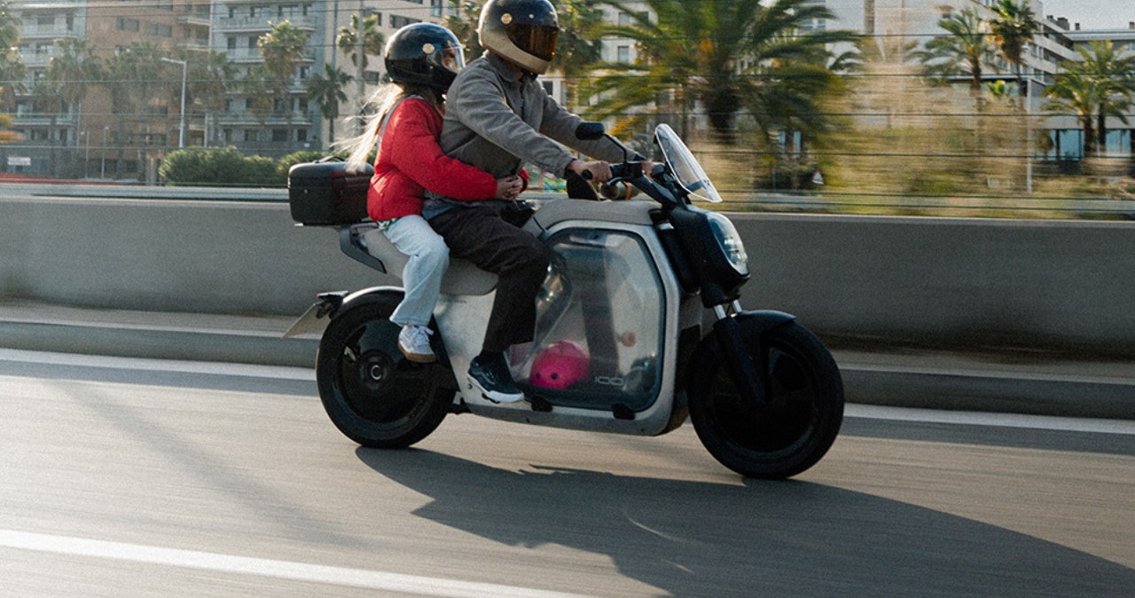 Elektryczny motocykl dostawczy. Ma półki, pojemniki i bieg wsteczny