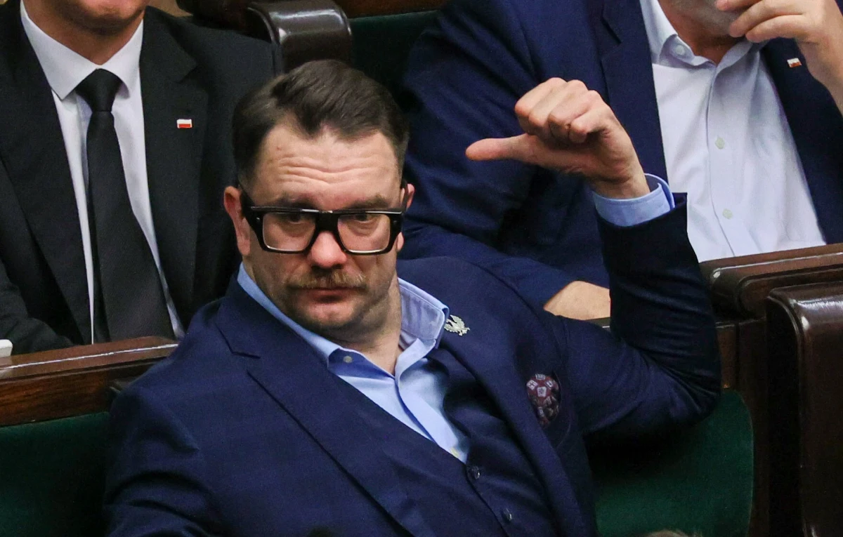 "Mam tylko 19 punktów karnych za wykroczenia drogowe" - mówi Łukasz Mejza. W ten sposób były poseł PiS odnosi się do informacji reportera RMF FM o jego 225 punktach karnych. Ta liczba wynika z podliczenia punktów za kilkanaście wykroczeń polityka, za które formalnie nie został jeszcze ukarany.
