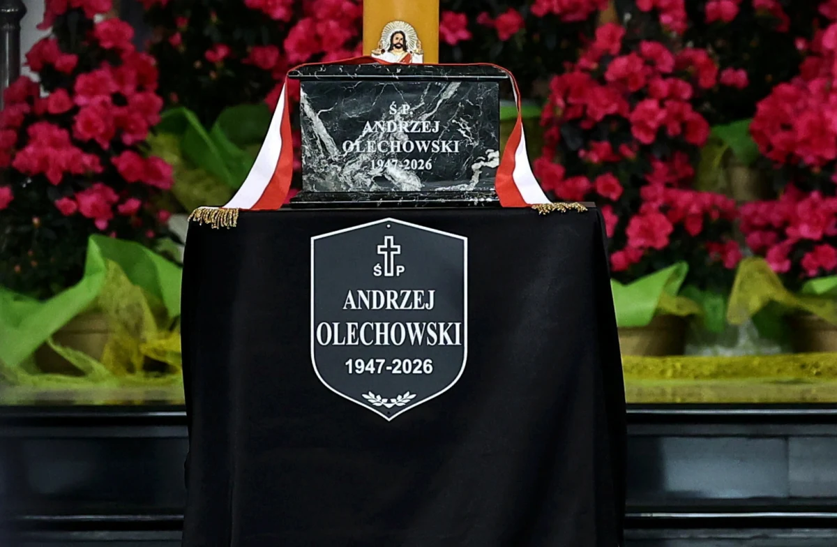 Pogrzeb Andrzeja Olechowskiego odbył się na warszawskim Wilanowie. Uroczystości rozpoczęła msza święta w kościele św. Anny. Doktora ekonomii, polityka, dyplomatę, jednego z "trzech tenorów" - założycieli Platformy Obywatelskiej, pożegnali m.in. premier Donald Tusk, marszałek Senatu Małgorzata Kidawa-Błońska, były prezydent Bronisław Komorowski czy najbliższy przyjaciel, dziennikarz Wojciech Mann.