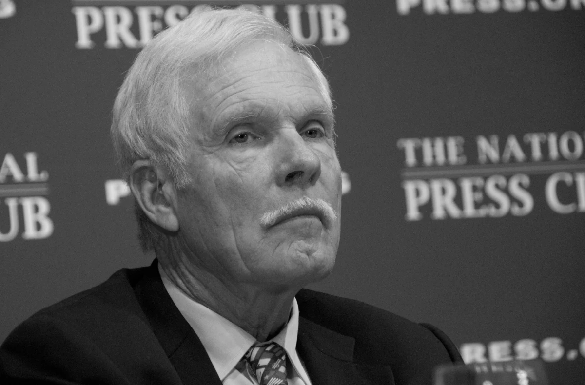W wieku 87 lat zmarł Ted Turner - amerykański przedsiębiorca i magnat medialny, znany przede wszystkim jako założyciel stacji telewizyjnej CNN. Odegrał kluczową rolę w rewolucji medialnej, zmieniając sposób, w jaki ludzie na całym świecie konsumują wiadomości.