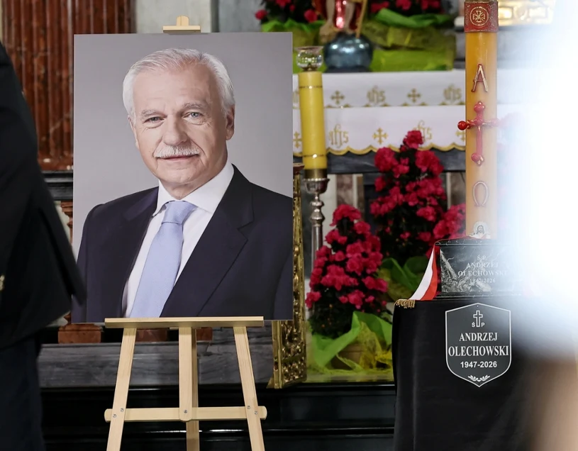 Ostatnie pożegnanie Andrzeja Olechowskiego. Premier wśród żałobników