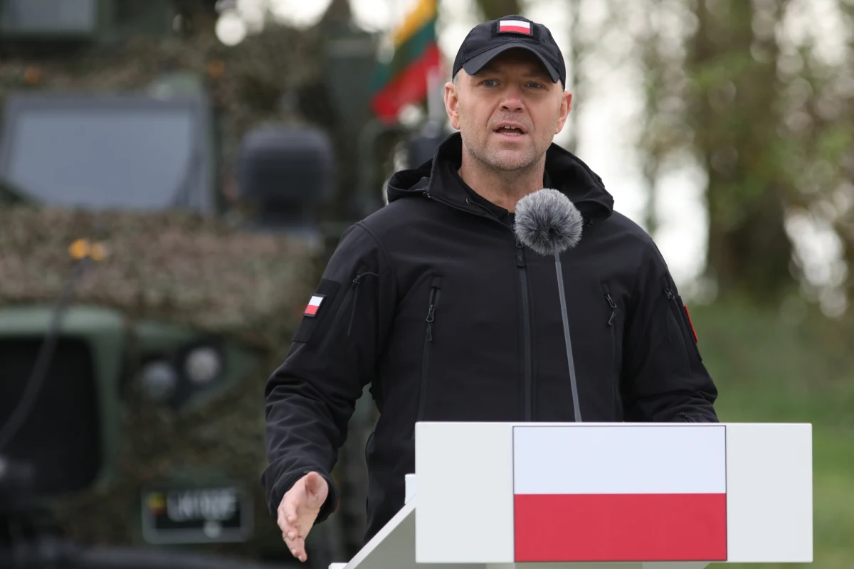 "Polska jest gotowa przyjąć żołnierzy amerykańskich, jeżeli prezydent USA Donald Trump zdecyduje się zmniejszyć ich obecność w Niemczech" - powiedział w środę Karol Nawrocki. "Będę zachęcał Trumpa, by ci żołnierze zostali w Europie" - dodał prezydent.