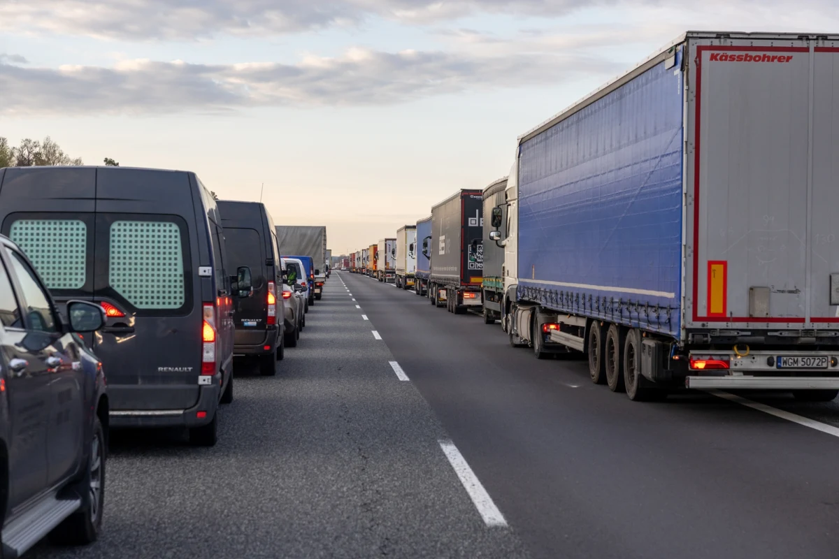 Karambol na autostradzie A4 w Katowicach. Na 337 kilometrze w kierunku Wrocławia po godz. 17:00 zderzyło się pięć pojazdów - cztery auta osobowe i ciężarówka. Są utrudnienia w ruchu.