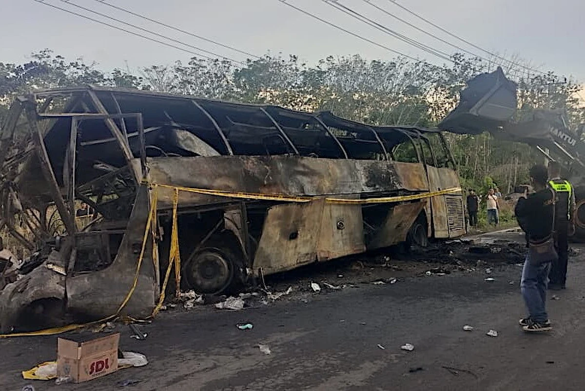 Co najmniej 16 osób zginęło, a cztery zostały ranne w wyniku czołowego zderzenia autobusu z cysterną przewożącą paliwo w Indonezji. Do tragedii doszło w środę w południe na ruchliwej trasie w prowincji Sumatra Południowa.