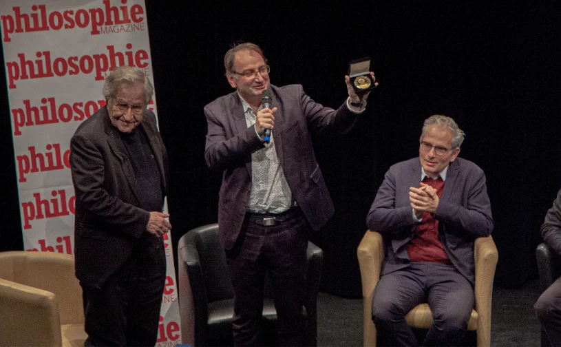 Afera nad Sekwaną. Stworzył fikcyjnego Nobla, potem sam sobie go przyznał