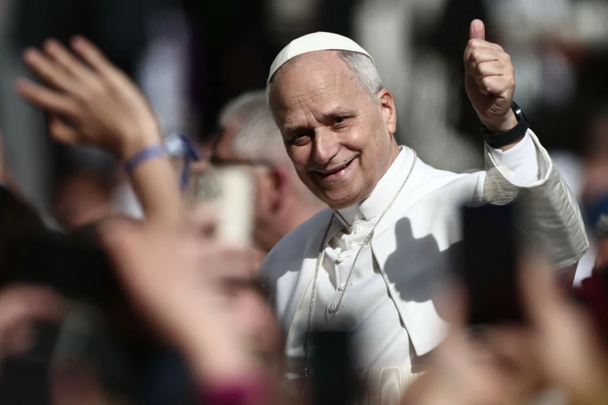 Papież Leon XIV, pochodzący z przedmieść Chicago, przekonał się na własnej skórze, że nawet głowa Kościoła katolickiego może utknąć w biurokratycznej machinie bankowej. Pracownica infolinii nie dała się przekonać, nawet gdy usłyszała, z kim rozmawia.
