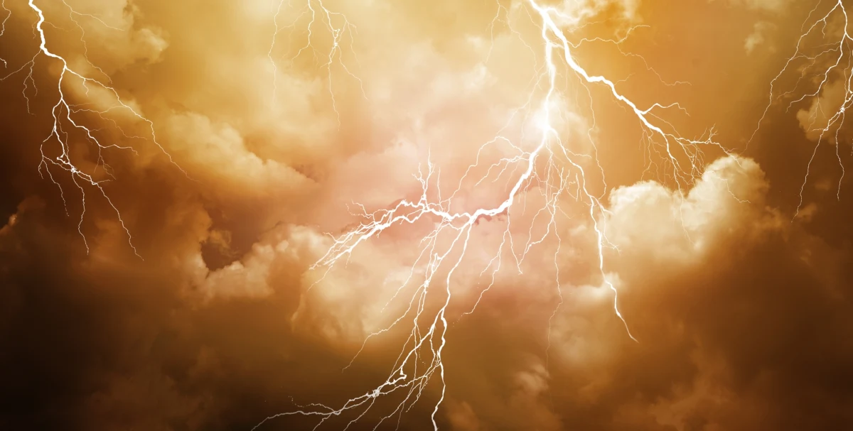 Instytut Meteorologii i Gospodarki Wodnej wydał ostrzeżenia przed gwałtownymi burzami i intensywnymi opadami deszczu dla kilku województw w południowo-wschodniej Polsce. Synoptycy apelują o ostrożność – spodziewane są silne porywy wiatru, ulewy oraz lokalnie grad.