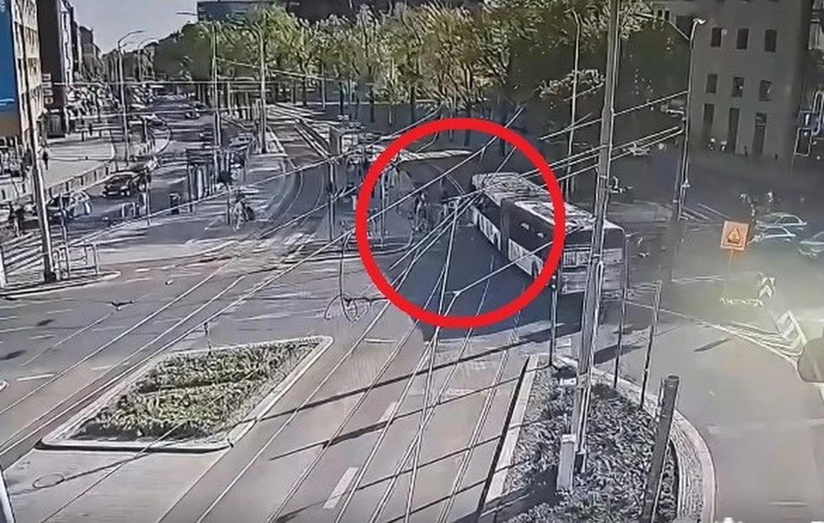 Szczecińska policja zajęła się sprawą kierowcy autobusu, który doprowadził do bardzo niebezpiecznej sytuacji na jednym ze skrzyżowań w mieście. Do sieci trafiło nagranie, które pokazuje, że mogło dojść do tragedii. 