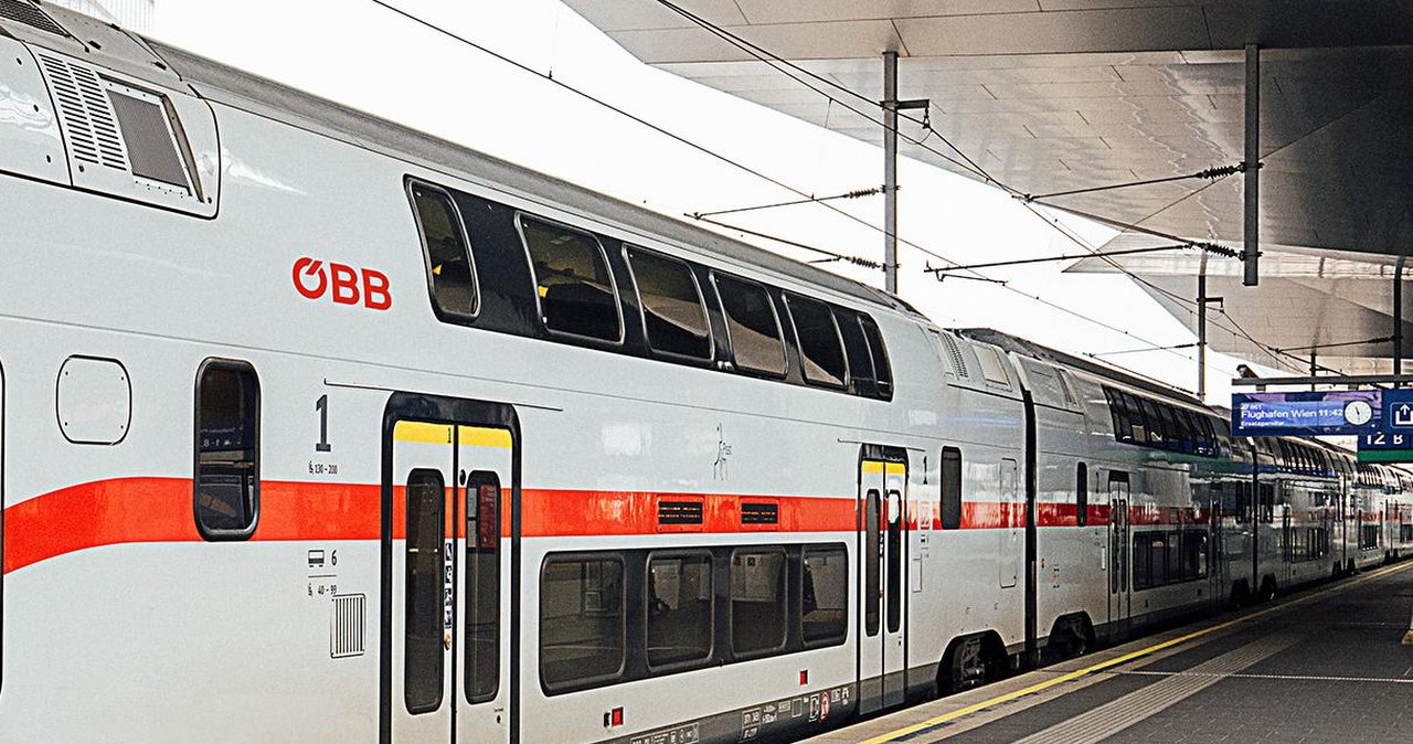 Używane wagony piętrowe z Austrii na polskich torach. Kupi je PKP Intercity