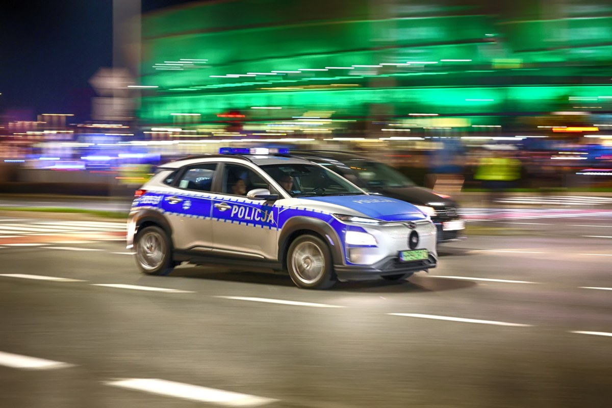 Policyjny pościg w Wielkopolsce. Radiowóz rozbity, sprawca na wolności