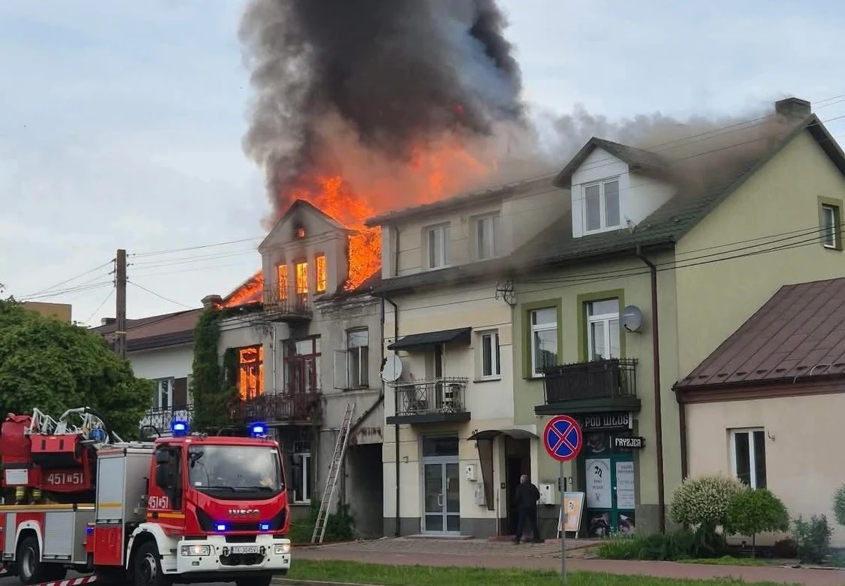 W czwartek rano w Ostrowcu Świętokrzyskim przy ul. Sandomierskiej doszło do pożaru domu jednorodzinnego. Ogień błyskawicznie rozprzestrzenił się na sąsiednie budynki, a akcja gaśnicza trwała wiele godzin. Na miejscu interweniowało aż 10 zastępów straży pożarnej. 