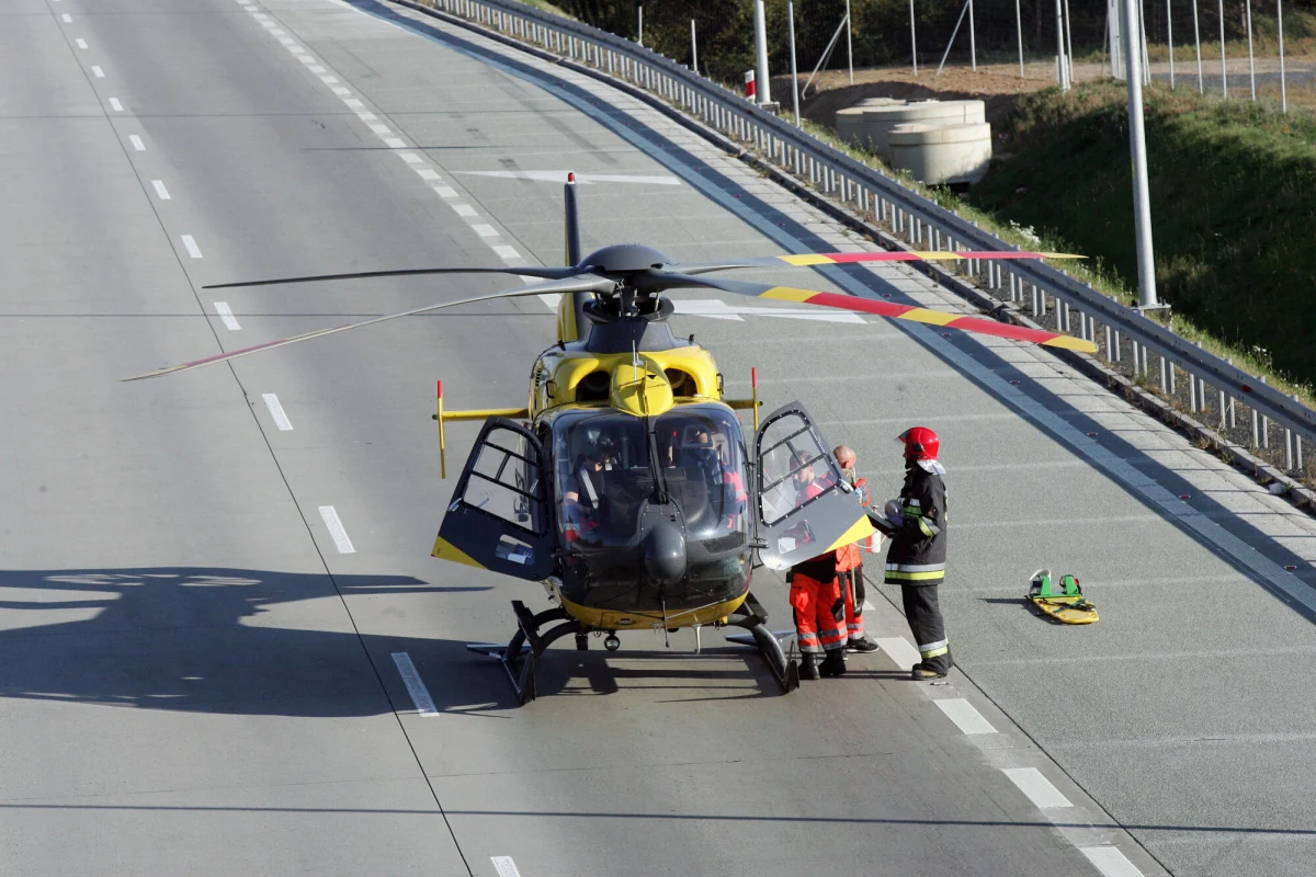 Podróż autostradą A1 w nocy z 6 na 7 maja zakończyła się dramatem dla rodziny jadącej w kierunku Gdańska. W okolicach Włocławka 12-letnia dziewczynka nagle straciła przytomność. Mimo natychmiastowej reanimacji i interwencji służb ratunkowych, życia dziecka nie udało się uratować. Sprawę wyjaśnia prokuratura.