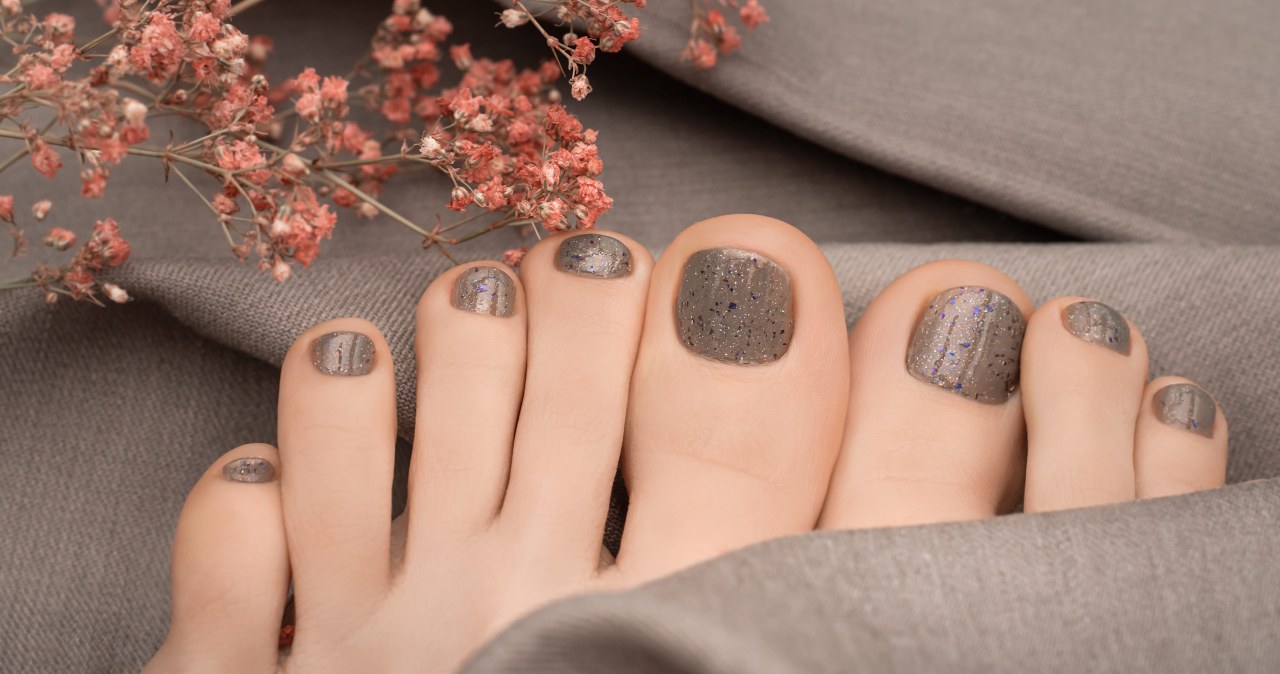 Ten pedicure sprawia, iż stopy wyglądają na smuklejsze. Idealny na lato