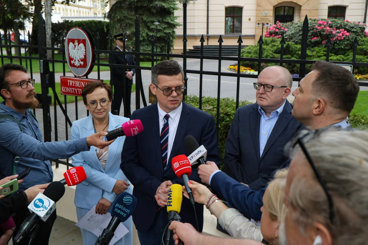 Czworo sędziów wybranych w marcu przez Sejm do Trybunału Konstytucyjnego przekazało prezesowi Bogdanowi Święczkowskiemu decyzję Europejskiego Trybunału Praw Człowieka, nakazującą zaprzestanie utrudnień w objęciu i wykonywaniu przez nich obowiązków. "Niezmienne jest stanowisko prezesa i wiceprezesa, że nie mogą nas dopuścić do orzekania, że nie nawiązaliśmy stosunku służbowego" - powiedziała sędzia Anna Korwin-Piotrowska.