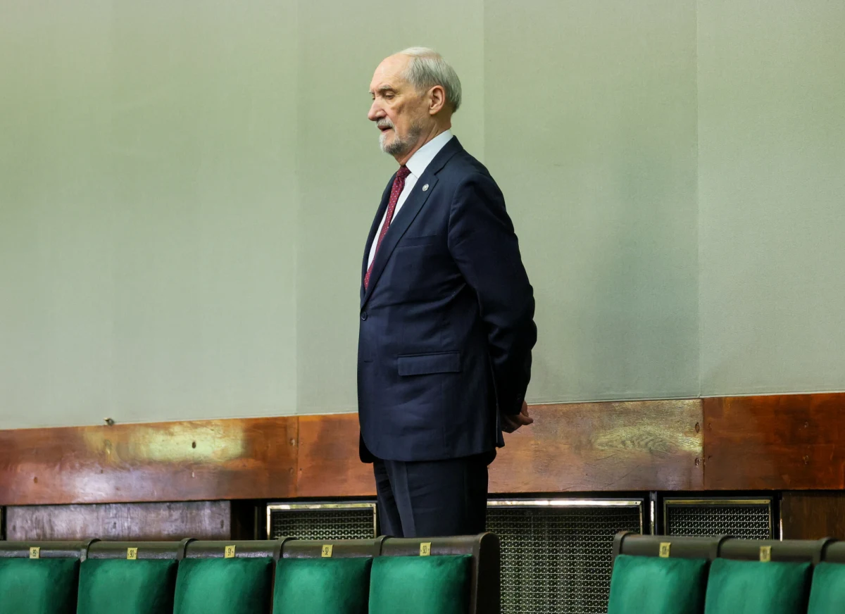 Po niemal dwóch dekadach milczenia, temat aneksu do raportu o likwidacji Wojskowych Służb Informacyjnych powraca z impetem. Karol Nawrocki zapowiada odtajnienie dokumentu, którego publikacji unikali kolejni prezydenci RP. Czy 900 stron tajemnic wstrząśnie polską polityką, a może okaże się jedynie historyczną ciekawostką? 