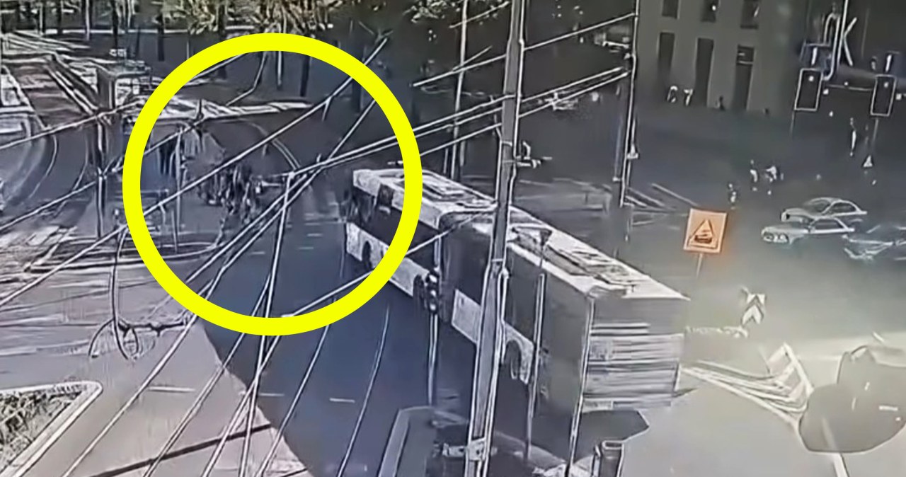 Brawura kierowcy miejskiego autobusu. Przerażeni piesi musieli uciekać