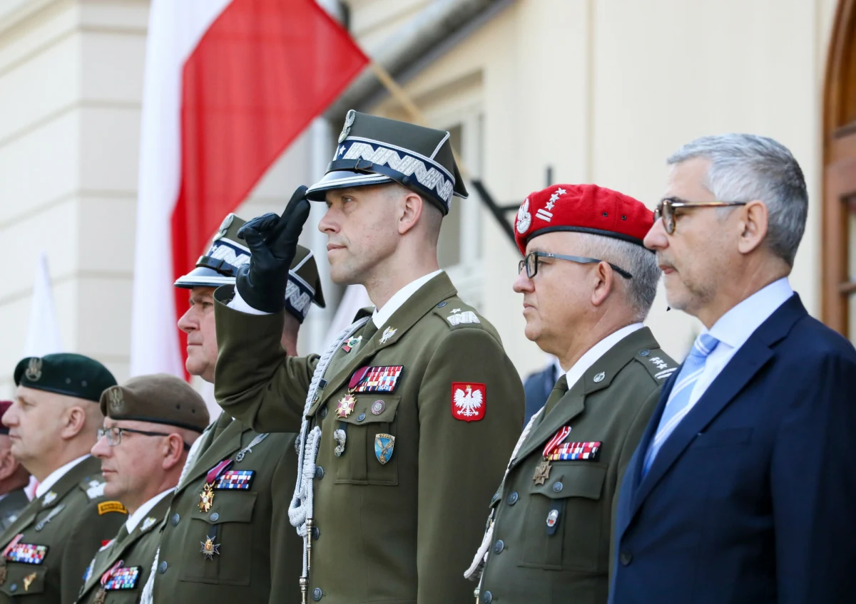 Zmiana na stanowisku dowódcy Wojsk Obrony Cyberprzestrzeni. Generał Mariusz Chmielewski obejmie funkcję po gen. Karolu Molendzie, który został strategicznym doradcą dowódcy NATO ds. transformacji. Nowy dowódca to doświadczony wojskowy naukowiec, specjalizujący się w cyberbezpieczeństwie i sztucznej inteligencji.