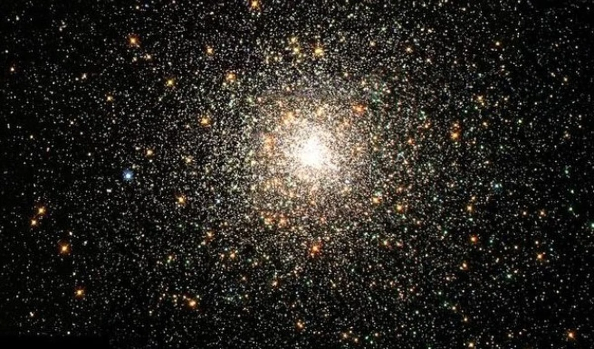Największe czarne dziury powstają w zatłoczonych gromadach gwiazd, przekonuje na łamach czasopisma "Nature Astronomy" międzynarodowy zespół naukowców. Według opublikowanych dziś wyników badań, najbardziej masywne czarne dziury we Wszechświecie nie powstały bezpośrednio w wyniku zapadania się pojedynczych gwiazd, lecz są efektem serii gwałtownych zderzeń i połączeń czarnych dziur w niezwykle gęstych gromadach.