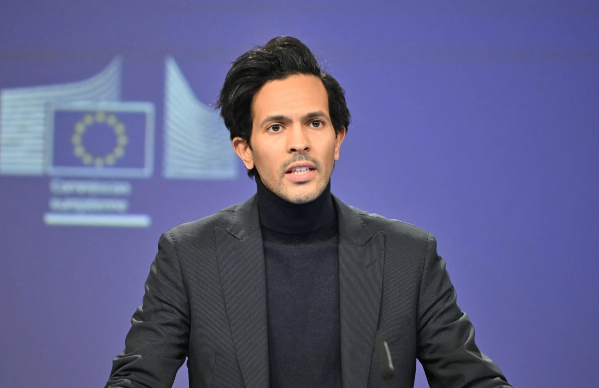 Anouar El Anouni, rzecznik Komisji Europejskiej, powiedział w czwartek w Brukseli, że UE „nie zamierza zmieniać swojej obecności w Kijowie”. To pokłosie gróźb Rosji, która ostrzegła placówki dyplomatyczne, w tym unijną, żeby przed 9 maja - w Dniu Zwycięstwa, najważniejszego państwowego święta w Rosji - ewakuowały się ze stolicy Ukrainy.