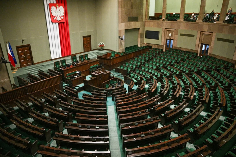 Koalicjanci poza Sejmem, front prawicowy rośnie w siłę. Nowy sondaż CBOS