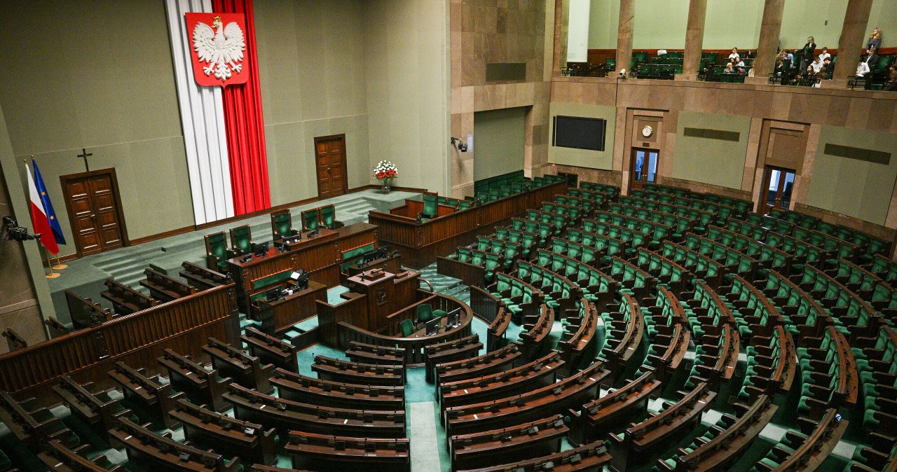 Koalicjanci poza Sejmem, front prawicowy rośnie w siłę. Nowy sondaż CBOS