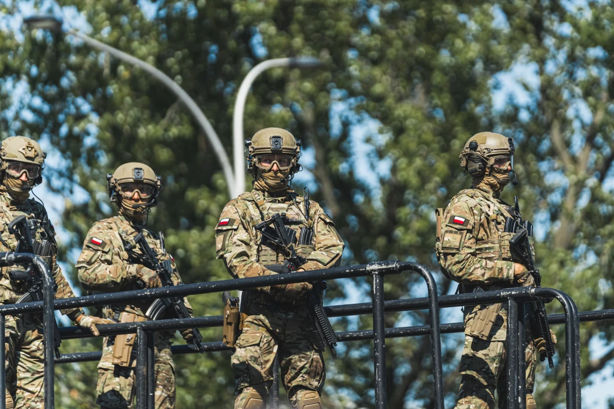 Nowy raport przygotowany przez Związek Przedsiębiorców i Pracodawców oraz Defence Institute nie pozostawia złudzeń - potencjalny konflikt zbrojny na terytorium Polski oznaczałby nie tylko katastrofę humanitarną, ale i ekonomiczną. Straty mogą sięgnąć nawet 5,5 biliona złotych, a skutki odczuwalibyśmy przez dziesięciolecia. Eksperci ostrzegają - cena nieprzygotowania państwa na agresję byłaby niewyobrażalnie wysoka. Raport uwzględnia trzy scenariusze wojny.