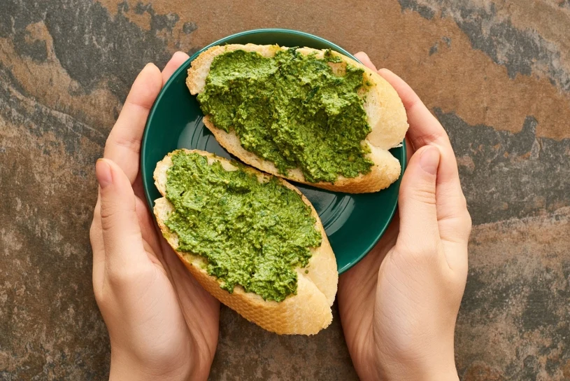 Zamiast bazylii do pesto daję pietruszkę. Wychodzi tańsze i zdrowsze