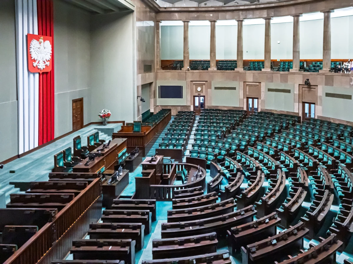 Koalicja Obywatelska utrzymuje pozycję lidera w najnowszym sondażu CBOS, choć jej poparcie nieznacznie spadło. Prawo i Sprawiedliwość zyskało na popularności, a Konfederacja Wolność i Niepodległość notuje wyraźny wzrost. Najnowsze badanie pokazuje także, które ugrupowania nie przekroczyły progu wyborczego.