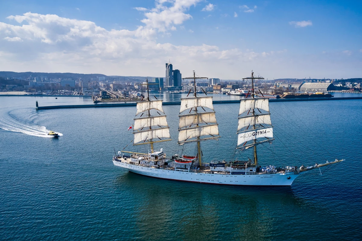 Mija 22. dzień historycznej podróży "Daru Młodzieży". Żaglowiec jest w swojej możliwe ostatniej, tak dalekiej wyprawie za Ocean na 250-lecie niepodległości Stanów Zjednoczonych. O poranku wpłynął do portu w hiszpańskim Kadyksie, aby przygotować się na pokonanie Atlantyku.
