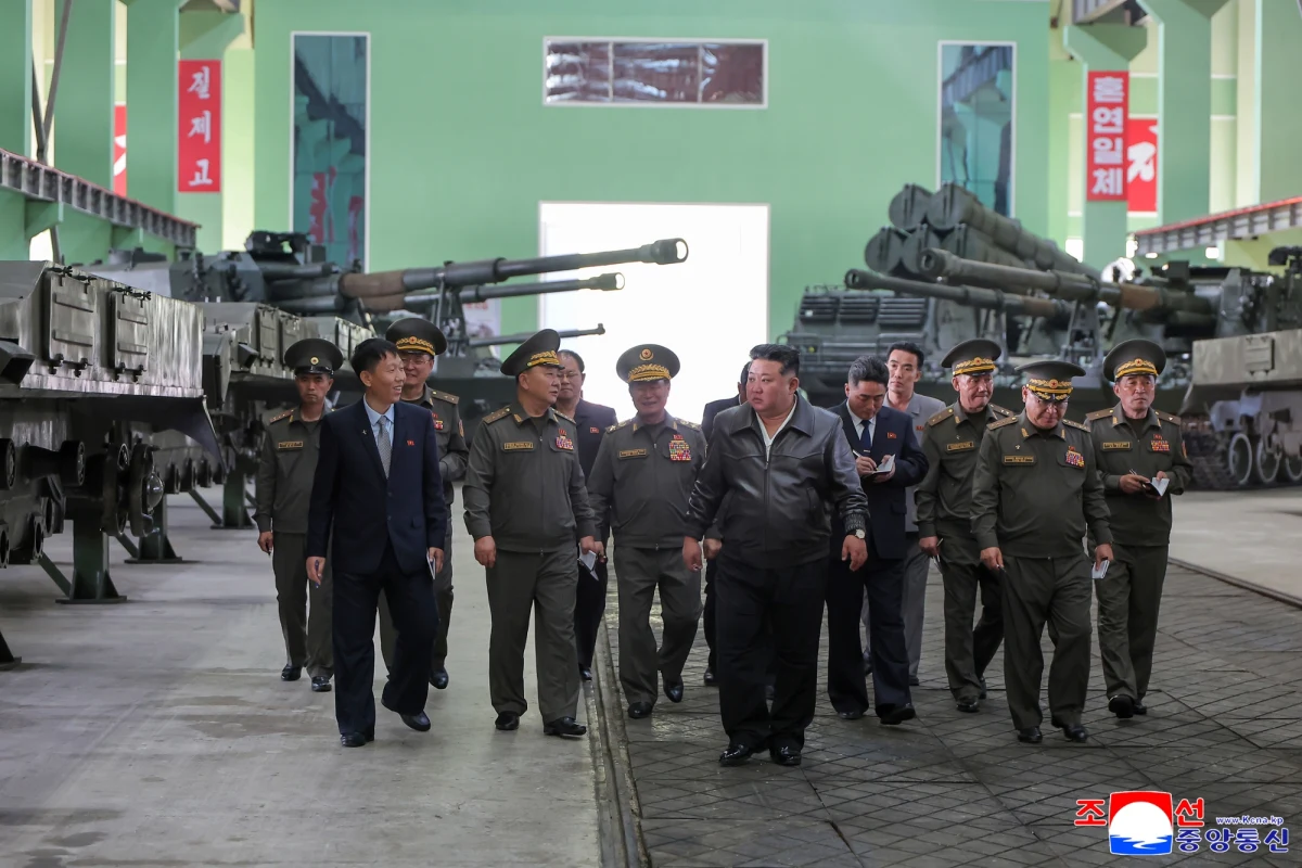 Korea Północna pochwaliła się militarnymi nowościami, które stwarzają zagrożenie dla sąsiadów z południa. Nowe systemy artyleryjskie dalekiego zasięgu mają zostać rozmieszczone w pobliżu granicy z Koreą Południową, a do służby wkrótce wejdzie pierwszy północnokoreański niszczyciel rakietowy.