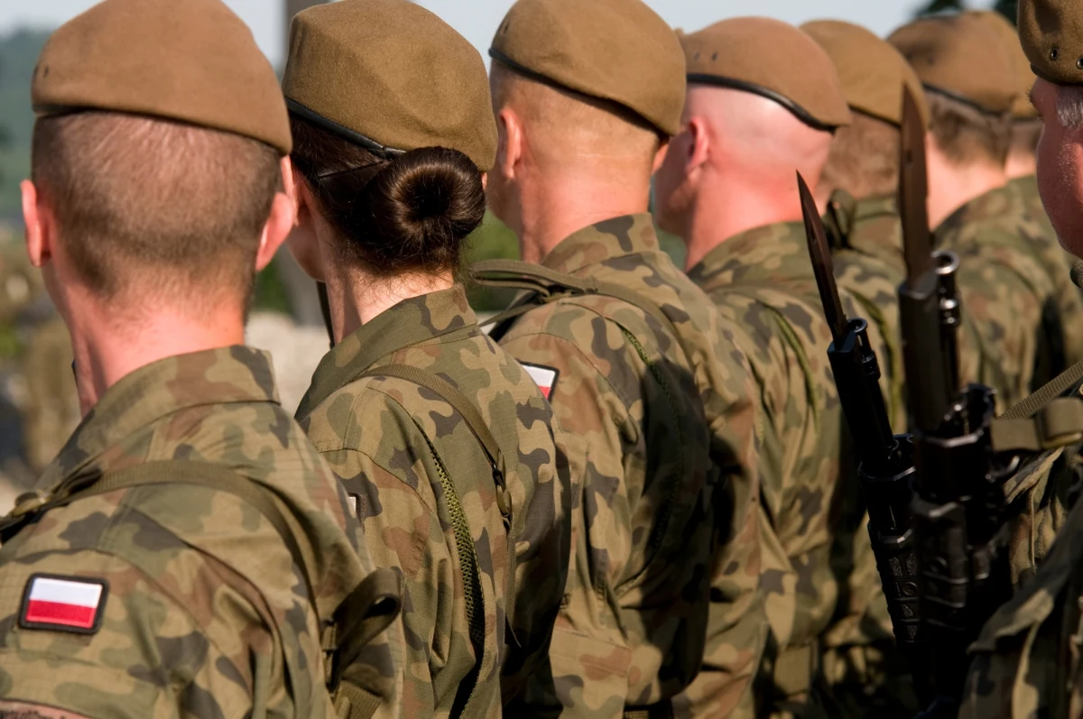 ​W piątek w Warszawie zostanie podpisana umowa pożyczkowa w ramach unijnego programu SAFE. Polska jako pierwsze z 19 państw uczestniczących w inicjatywie uzyska dostęp do niskooprocentowanych pożyczek o łącznej wartości nawet 43,7 miliarda euro. Środki mają być przeznaczone przede wszystkim na szybkie dozbrojenie Wojska Polskiego i wzmocnienie krajowego przemysłu zbrojeniowego.