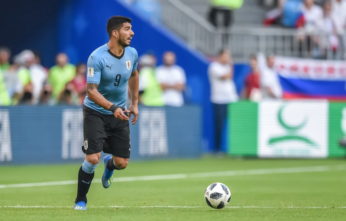 Luis Suarez, rekordzista pod względem liczby goli dla reprezentacji Urugwaju, nie wyklucza powrotu do drużyny narodowej na zbliżające się mistrzostwa świata. 39-letni napastnik Interu Miami zadeklarował gotowość do gry, mimo wcześniejszego konfliktu z selekcjonerem Marcelo Bielsą.