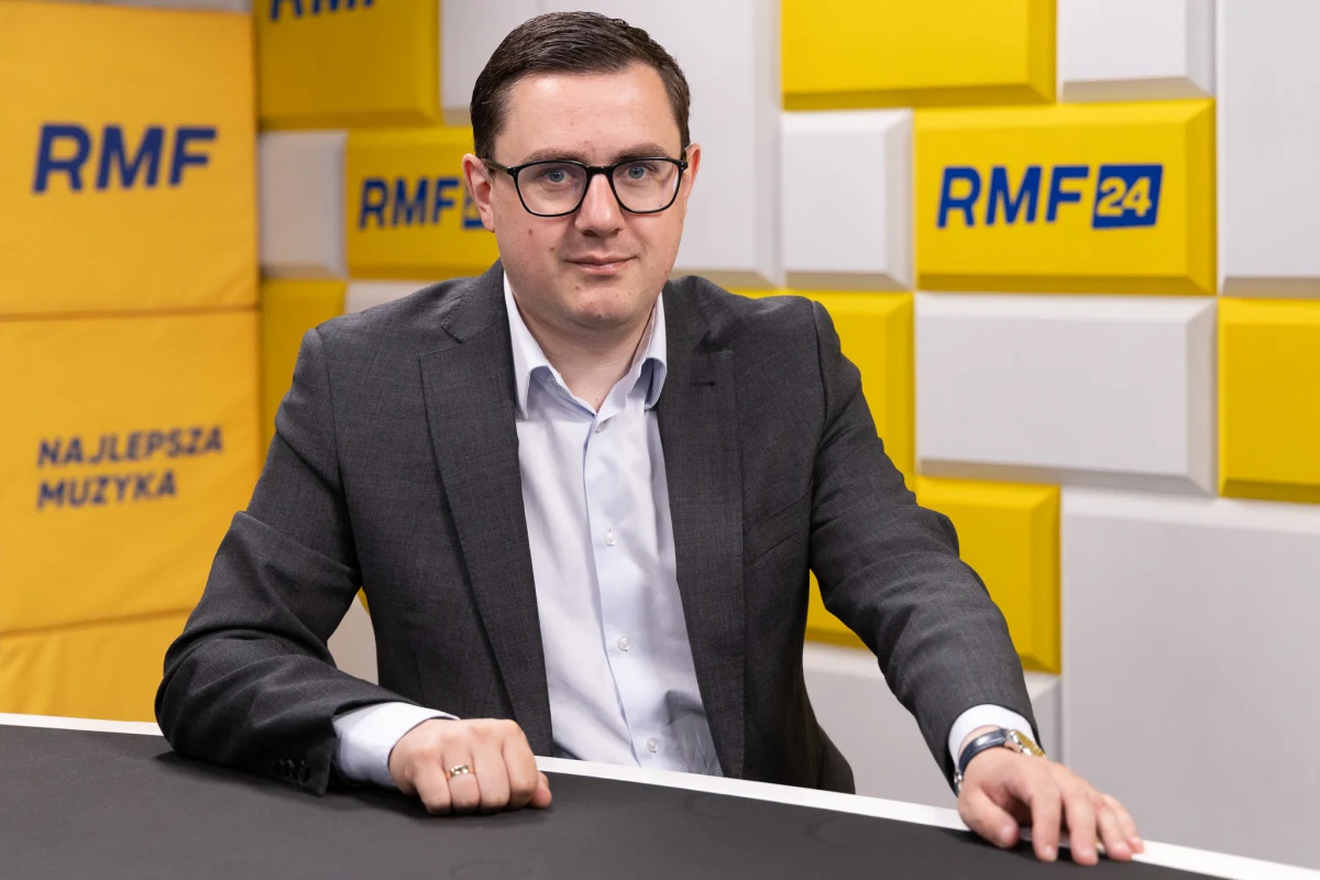 "Prezydent ucieka tym pytaniem od Prawa i Sprawiedliwości i jego dziedzictwa. To jest wotum nieufności wobec polityki PiS" - mówił w Porannej rozmowie w RMF FM Miłosz Motyka - minister energii, pytany o prezydencki pomysł referendum ws. unijnej polityki klimatycznej. Zdaniem polityka Polskiego Stronnictwa Ludowego Karol Nawrocki "ewidentnie szuka nowych tematów" i "jest w głębokiej defensywie".