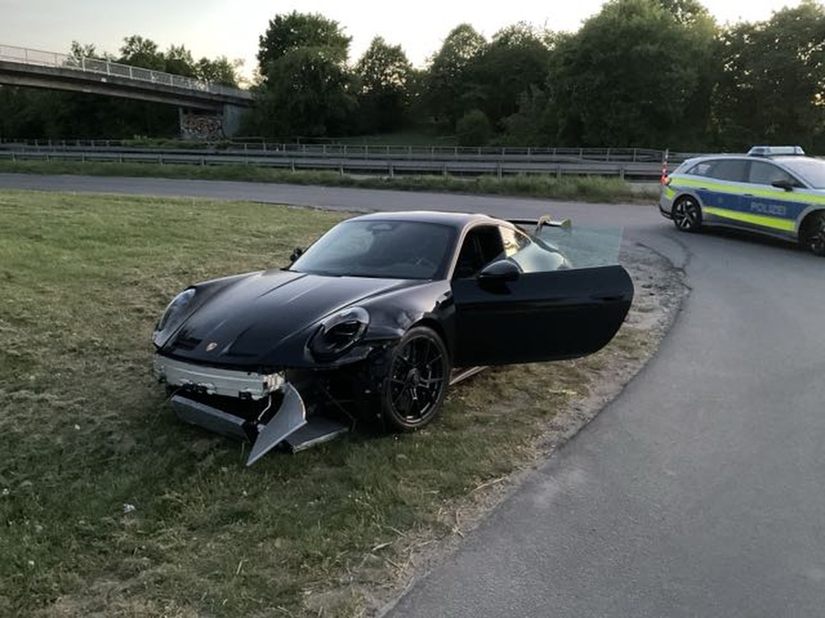 Ktoś porzucił Porsche warte fortunę. Policja przeciera oczy ze zdumienia