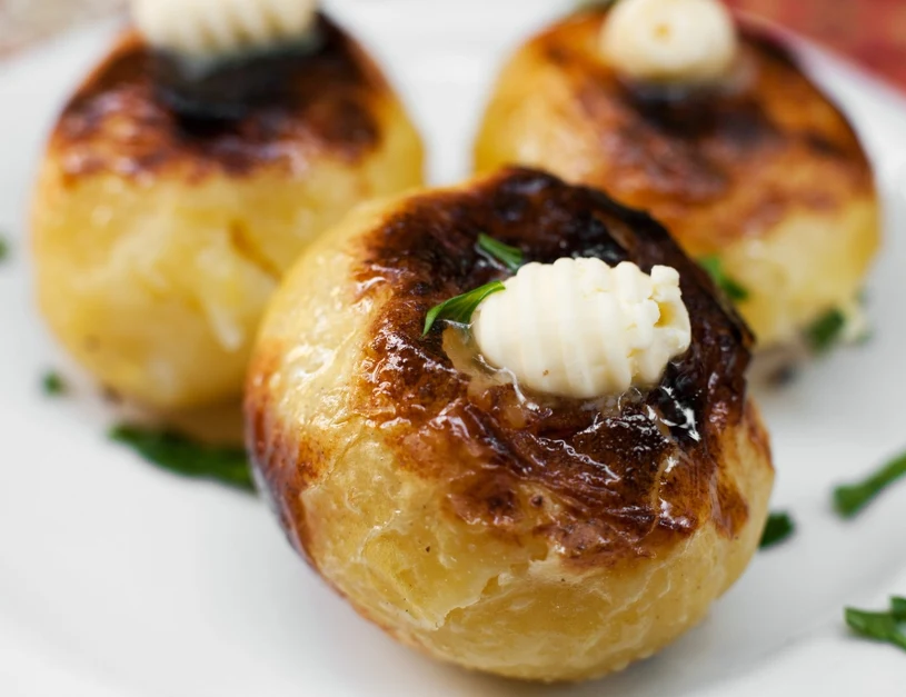 Ziemniaki z grilla krok po kroku. Miękkie w środku, chrupiące na zewnątrz