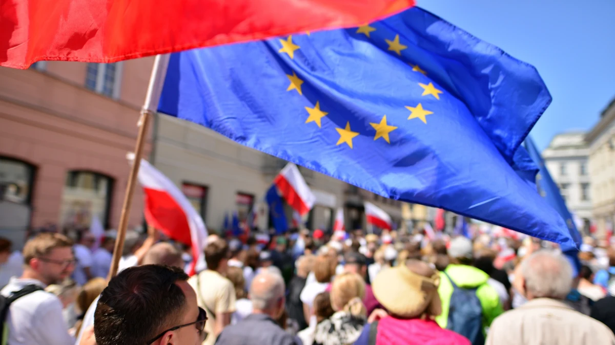 9 maja w całej Europie obchodzony jest Dzień Europy – święto upamiętniające początek procesu integracji europejskiej. To wyjątkowa okazja, by przypomnieć sobie o wspólnych wartościach, które łączą miliony mieszkańców naszego kontynentu i o drodze, jaką przebyła Europa od czasów powojennych do współczesności.