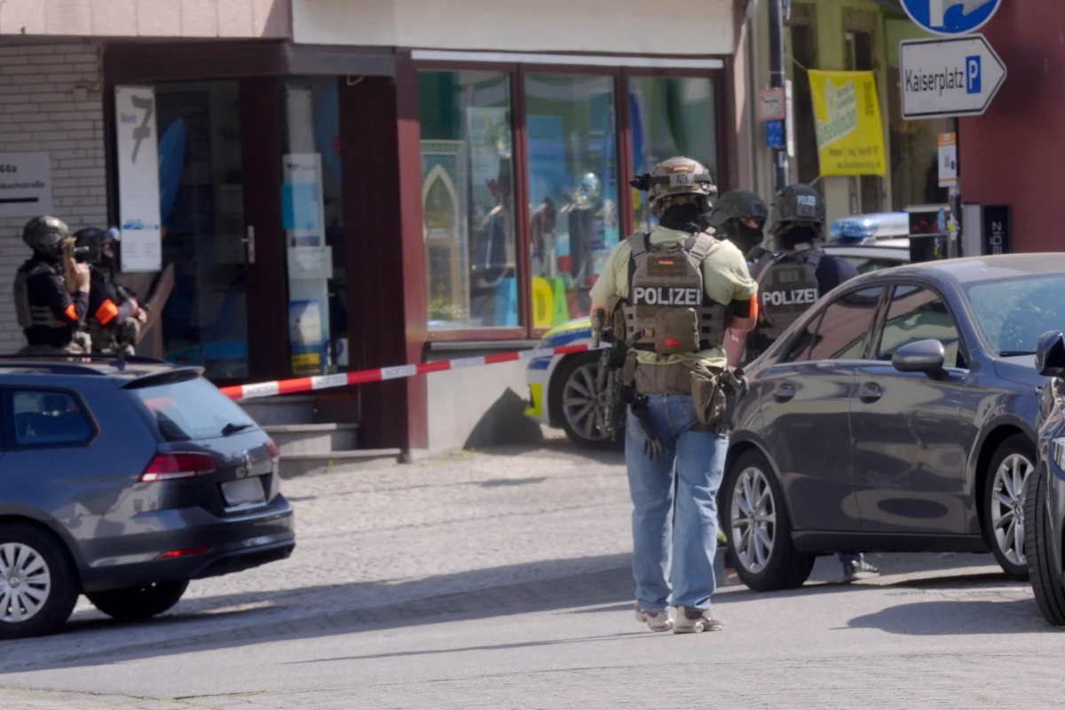 Kilku sprawców wdarło się o poranku do oddziału jednego z banku w centrum niewielkiej miejscowości Sinzig. Zabarykadowali się w skarbcu placówki. Mają co najmniej jednego zakładnika. Policja, zasłaniając się względami taktycznymi, nie podaje, ile ludzi znajdowało się w banku przed napadem. 
