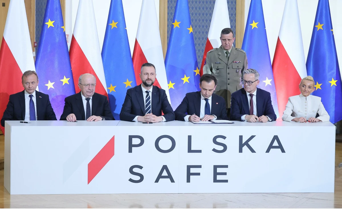 Umowa ws. programu SAFE została podpisana w piątek w Warszawie. Swoje podpisy złożyli nań wicepremier Władysław Kosiniak-Kamysz, minister finansów i gospodarki Andrzej Domański, a także komisarze UE - ds. obrony Andrius Kubilius i ds. budżetu - Piotr Serafin oraz prezes zarządu BGK Mirosław Czekaj i pierwsza wiceprezes zarządu Marta Postuła. Do Polski ma trafić prawie 43,7 mld euro na rozbudowę wojska. Rząd zapewnia, że przygotował już projekty na całą kwotę.