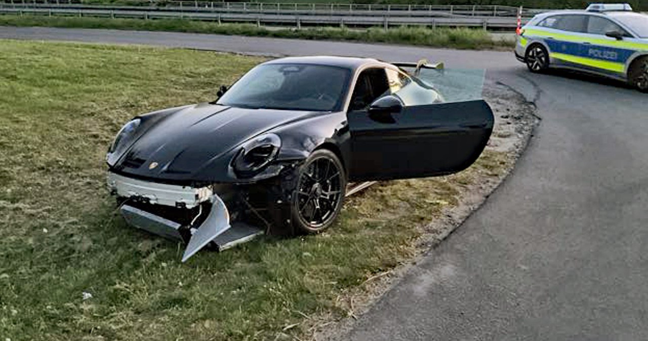 Rozbił Porsche za 1,1 mln zł i porzucił przy drodze. choćby nie zamknął drzwi