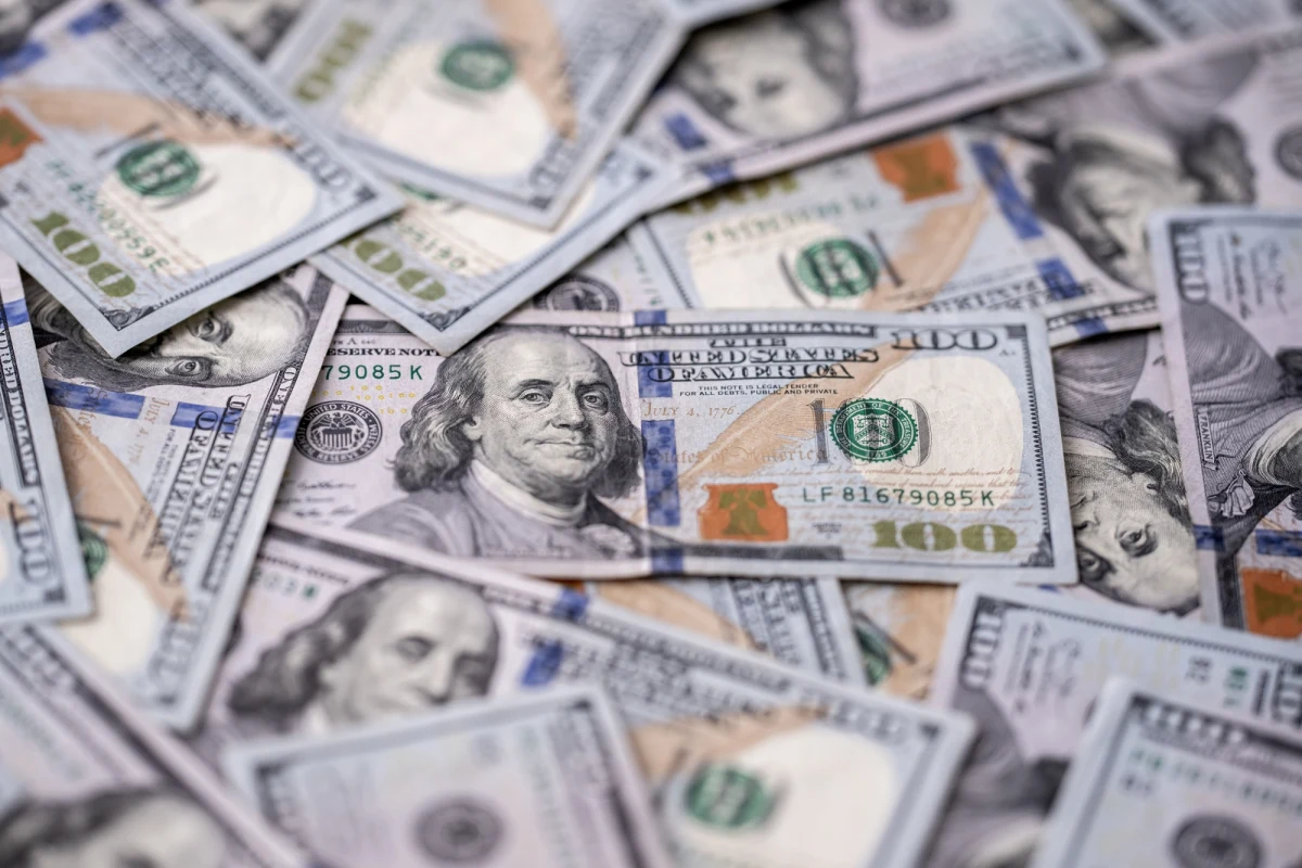 Trwający konflikt zbrojny między USA i Izraelem a Iranem wywołał poważne turbulencje gospodarcze na całym świecie. Podczas gdy większość firm i gospodarstw domowych odczuwa skutki wzrostu cen energii, niektóre sektory notują rekordowe zyski. Najwięcej zarabiają koncerny naftowe, banki, firmy zbrojeniowe - napisał w piątek portal BBC. Inwestycje wzrosły też w sektorze odnawialnych źródeł energii.