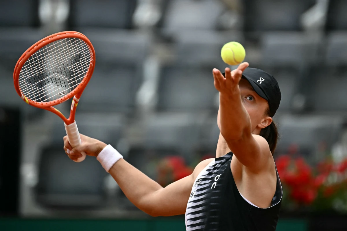 Iga Świątek wygrała z Amerykanką Caty McNally 6:1, 6:7 (5-7), 6:3 w meczu turnieju WTA 1000 na kortach ziemnych w Rzymie. Polka awansowała tym samym do trzeciej rundy. Piątkowy mecz trwał dwie godziny i 43 minuty.