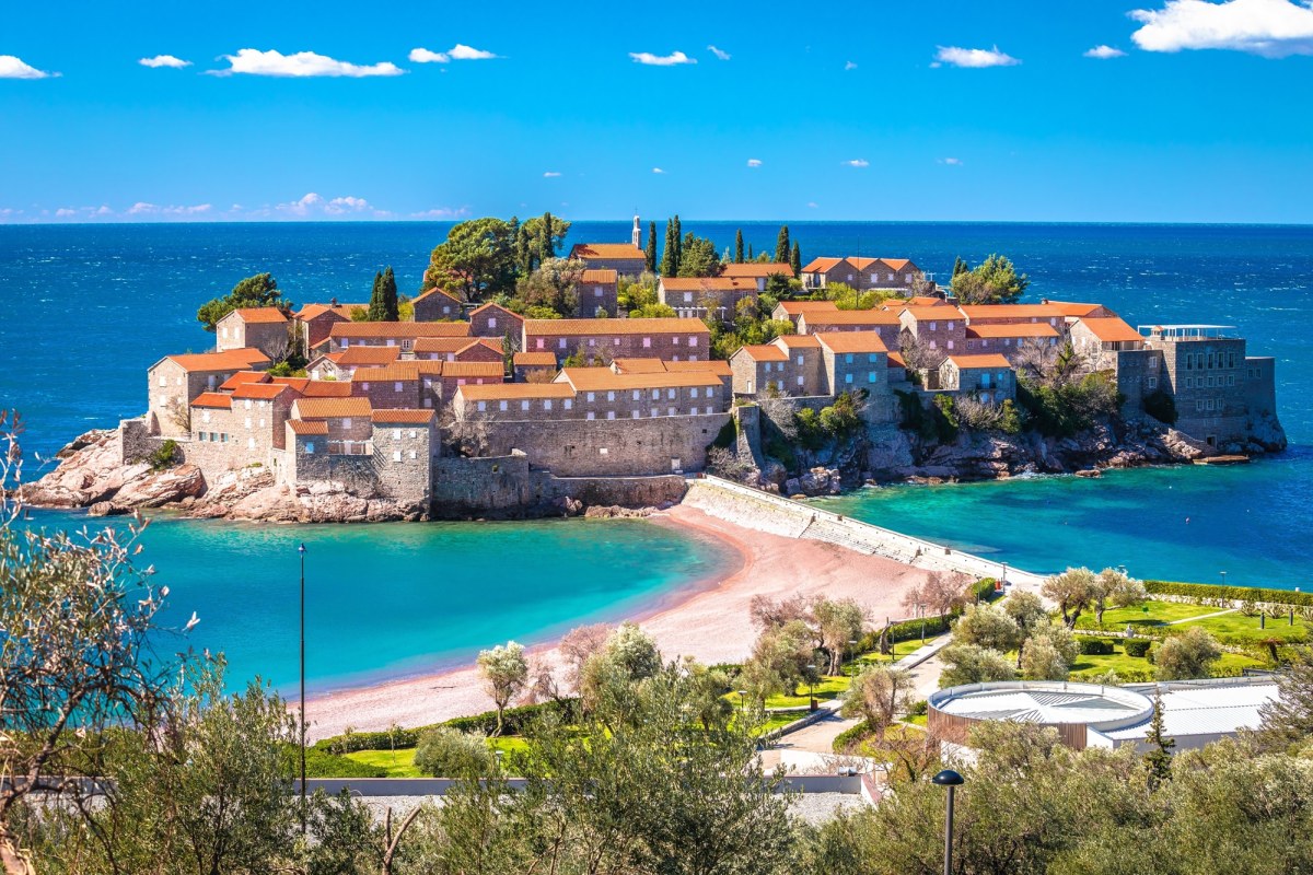 Kultowa wyspa w Czarnogórze wraca na turystyczną mapę. Dostęp do plaż na Sveti Stefan dla wszystkich