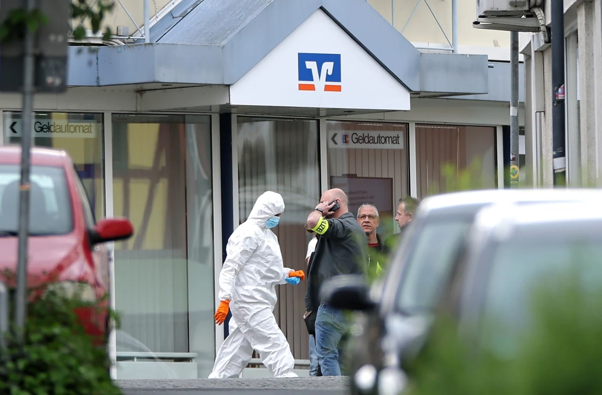 Kilku sprawców miało wtargnąć o poranku do oddziału jednego z banku w centrum niewielkiej miejscowości Sinzig. Według informacji przekazywanych przez niemiecką policję, przestępcy zabarykadowali się w skarbcu placówki. Mieli co najmniej jednego zakładnika - kierowcę furgonetki, która chwilę przed napadem podjechała przed budynek. Po południu ciężko uzbrojona jednostka szturmowa wtargnęła do banku i uwolniła zamkniętych w nim dwóch zakładników. Nikogo natomiast nie zatrzymano. Sprawca – teraz okazuje się, że mógł być tylko jeden – zbiegł i jest poszukiwany.  