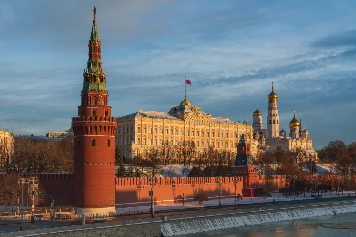 Po raz pierwszy Stany Zjednoczone stały się mniej lubiane na świecie niż... Rosja - wynika z najnowszego globalnego Indeksu Percepcji Demokracji. Co więcej, to właśnie USA zostały wymienione jako największe zagrożenie dla świata. Wyniki sondażu są jednoznaczne - Ameryka coraz bardziej przestaje być lubiana, a jej wizerunek w oczach świata gwałtownie się pogarsza.