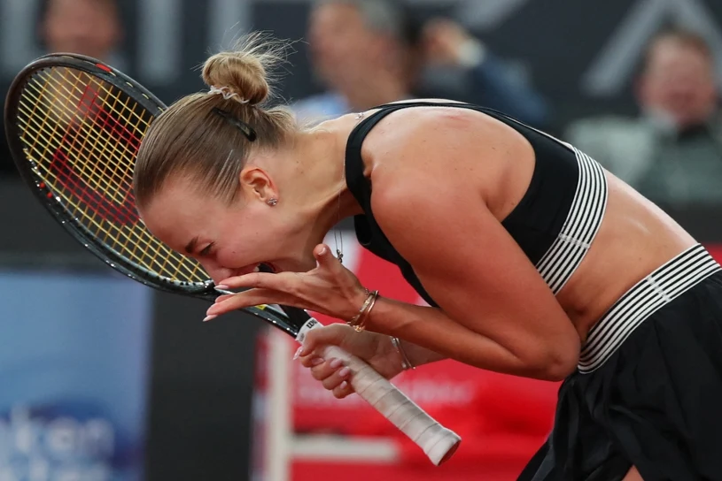 Mistrzyni WTA 1000 znika ze ścieżki Świątek. Skandalistka znów bez litości
