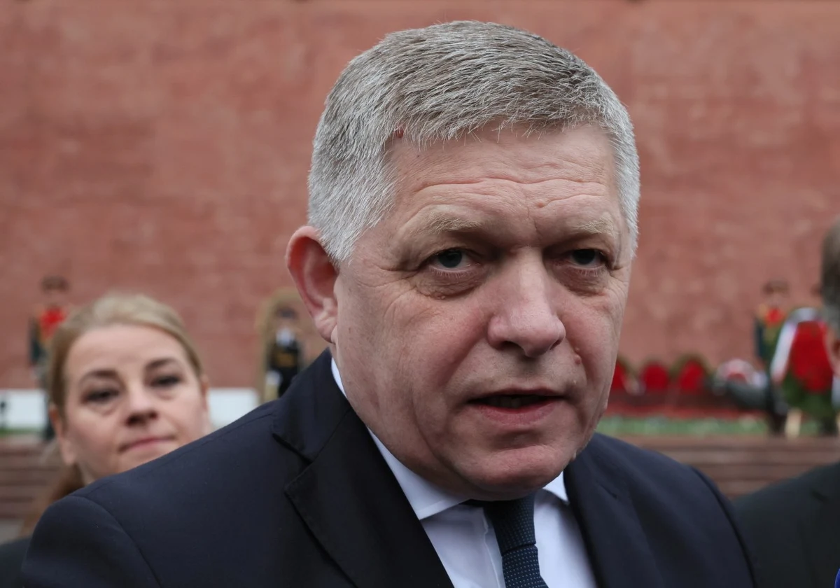 ​"Jestem czarną owcą w Unii Europejskiej" - oznajmił w Moskwie premier Słowacji Robert Fico, który przybył do rosyjskiej stolicy na obchody tzw. Dnia Zwycięstwa, jak nazywają się uroczystości zakończenia II wojny światowej w Rosji. Słowacki polityk złożył kwiaty na grobie Nieznanego Żołnierza. 