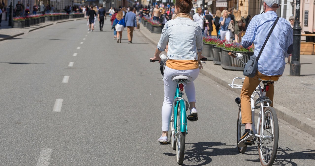 Czy rowerzyści mogą jechać ulicą obok siebie? Oto, co mówią przepisy