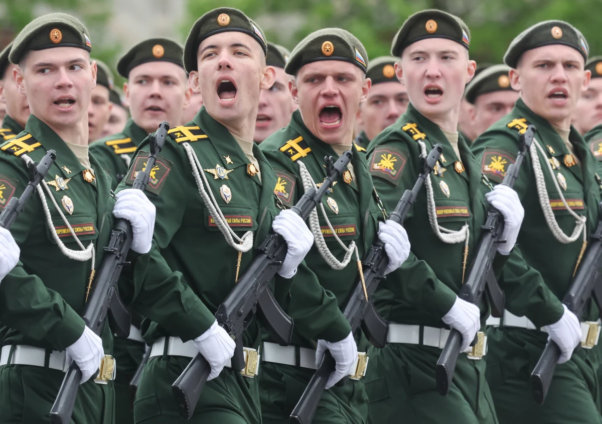 W Moskwie odbyła się uroczysta parada wojskowa z okazji Dnia Zwycięstwa - święta państwowego obchodzonego w Rosji na cześć zwycięstwa Związku Radzieckiego nad nazistowskimi Niemcami w Wielkiej Wojnie Ojczyźnianej. Wydarzenie zgromadziło najważniejszych rosyjskich polityków, weteranów oraz zagranicznych gości. W tym roku zrezygnowano z pokazów sprzętu wojskowego. Według Kremla związane jest to z kwestiami bezpieczeństwa.