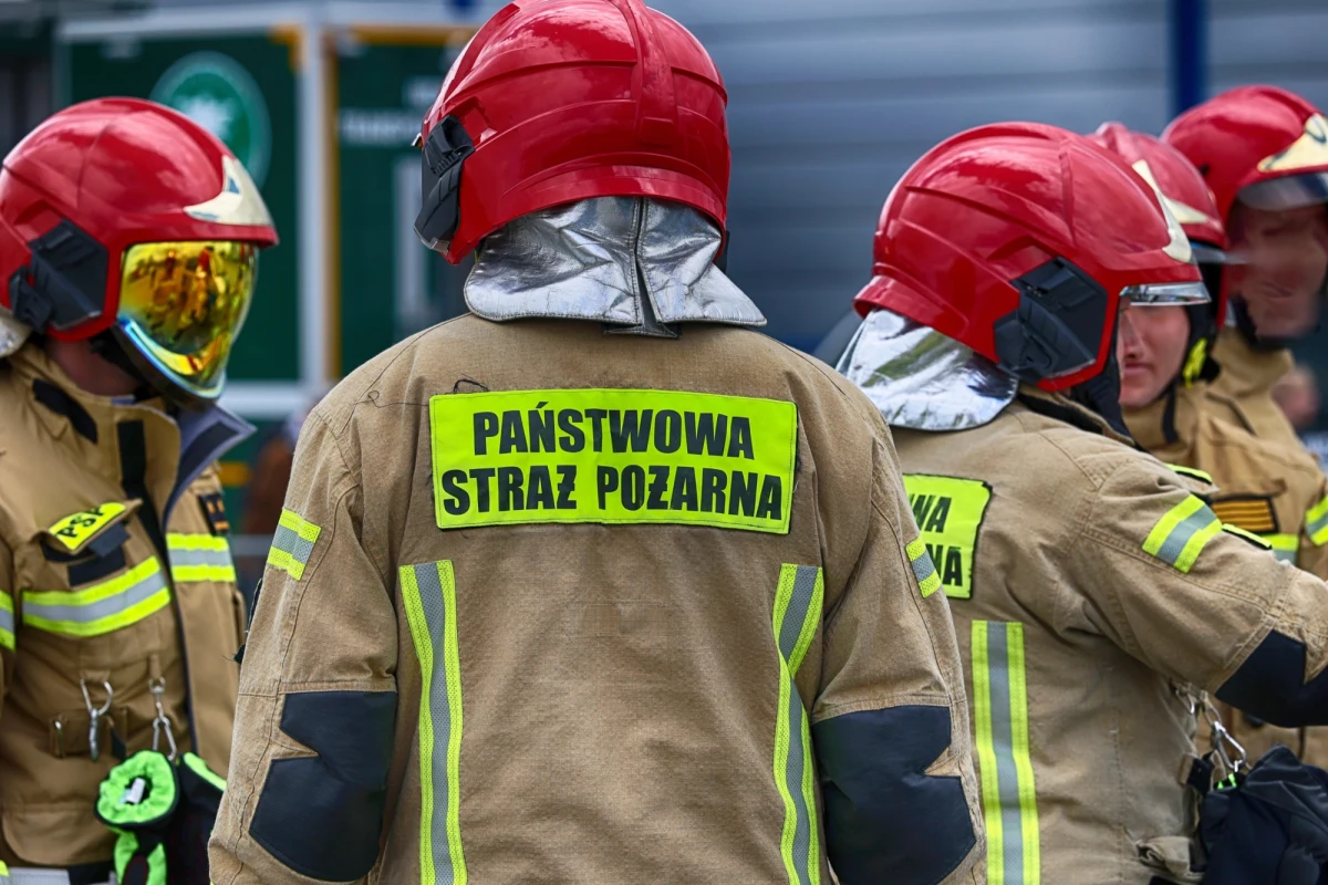 Pożar domu wielorodzinnego w Szczytnie w województwie warmińsko-mazurskim. Ogień wybuchł w sobotę rano. Podczas akcji gaśniczej odnaleziono ciała dwóch osób.