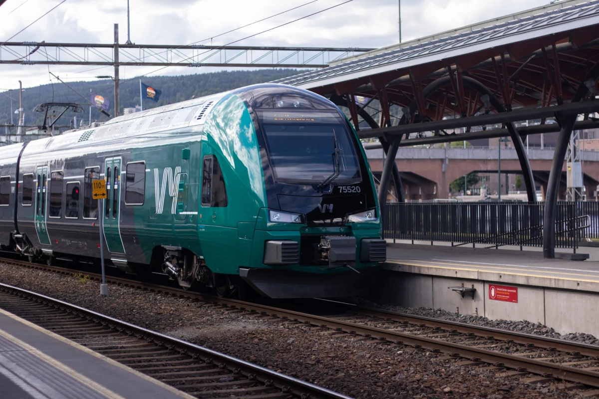 Latem 2028 roku ruszyć ma bezpośrednie połączenie kolejowe z Oslo do Berlina. Będzie to jedna z najdłuższych tras kolejowych w Europie, a podróżni pojadą przez widowiskowe przeprawy.